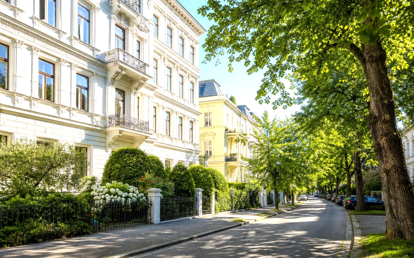 Generierte Wohnstraße mit Altbauten und Bäumen